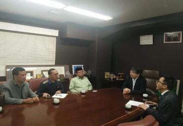 Plt Gubernur Jambi, Fachrori Umar saat mengadakan pertemuan dengan Mr.Yanasawa, Presiden Director International Manpower (IM) Jepang, perusahaan yang menerima program pemagangan pemuda dari Indonesia di Jepang. (Foto : Hms Provinsi Jambi)