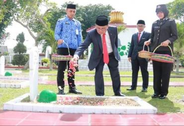 Penaburan bungan oleh Plt Gubernur Jambi Fachrori Umar di Taman Makam Pahlawan Satria Bhakti Jambi, Sabtu (10/11/18).