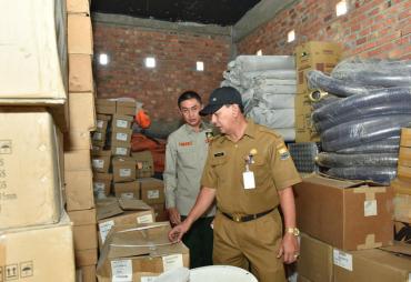 Sekretaris Daerah Provinsi Jambi M.Dianto saat mengecek atau memeriksa langsung peralatan, kesiapan logistik bantuan di Kantor Dinas Sosial Kependudukan dan Pencatatan Sipil Provinsi Jambi.