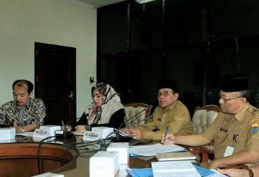 Plt Gubernur Jambi, Fachrori Umar saat menerima kunjungan 11 orang anggota Komisi II DPR RI yang dipimpin oleh Wakil Ketua Komisi II DPR Nihayatul Wafiroh.