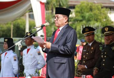 Plt Gubernur Jambi, Fachrori Umar saat membacakan sambutan tertulis Menteri Sosial (Mensos) RI pada Upacara Memperingati Hari Pahlawan Tahun 2018, bertempat di Lapangan Depan Kantor Gubernur Jambi, Sabtu (10/11/2018).