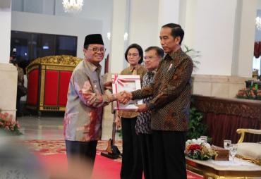 Plt Gubernur Jambi, Dr.Drs.H.Fachrori Umar,M.Hum saat menerima Daftar Isian Pelaksanaan Anggaran (DIPA) Tahun Anggaran 2019 dari Presiden Republik Indonesia, Joko Widodo (Jokowi) di Istana Negara, Jakarta.