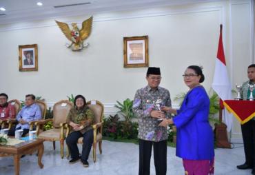 lt Gubernur Jambi Fachrori Umar menerima Penghargaan Anugerah Parahita Ekapraya (APE) 2018 kategori madya dari pemerintah pusat yang diserahkan Menteri Pemberdayaan Perempuan dan Perlindungan Anak RI Yohana Susana Yembise dan disaksikan Wakil Presiden RI Jusuf Kalla di Istana Wakil Presiden, Jakarta, Rabu (19/12). (Foto/Humas Prov)