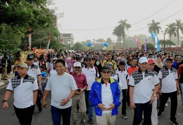 Pelaksana Tugas Plt Gubernur Jambi, Dr.Drs.H.Fachrori Umar,M.Hum didampingi oleh Sekda Provinsi Jambi, Drs.H.M.Dianto,M.Si mengikuti jalan santai dan menyaksikan aneka lomba dalam rangka memeriahkan Hari Ulang Tahun (HUT) ke-62 Provinsi Jambi. 