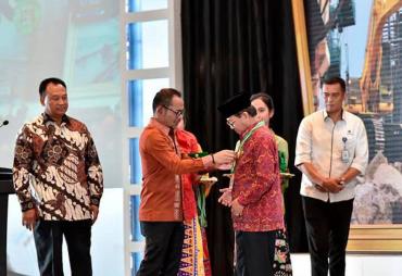 Gubernur Jambi, Dr.Drs.H.Fachrori Umar, M.Hum, saat menerima penghargaan Pembina Keselamatan dan Kesehatan Kerja (K3) Tahun 2019 dari Menteri Ketenagakerjaan RI Muhammad Hanif Dhakiri.