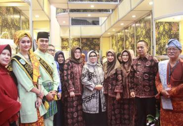 Ketua Dewan Kerajinan Nasional Daerah (Dekranasda) Provinsi Jambi, Hj.Rahima Fachrori saat menghadiri pembukaan International Handicraft Trade Fair (INACRAFT 2019), di Jakarta Convention Center (JCC).