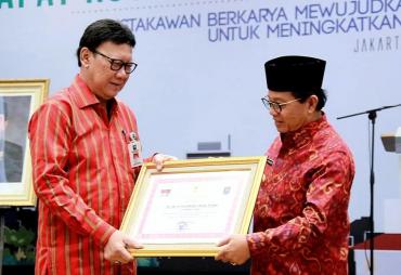 Gubernur Jambi, Dr.Drs.H.Fachrori Umar,M.Hum saat menerima Penghargaan Perpustakaan dari Menteri Dalam Negeri RI, Tjahjo Kumolo.
