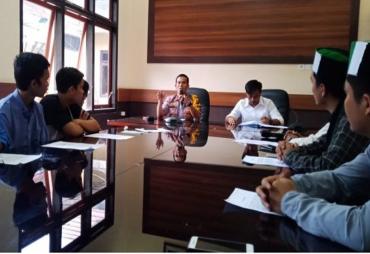 Wakapolres Muaro Jambi, Kompol Wirmanto Dinata, didampingi Kasat Reskrim AKP George Alexander Pakke, saat menemui massa aksi tersebut dan menggelar hearing.