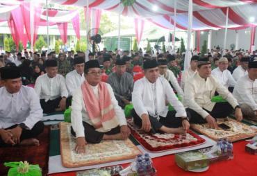 Gubernur Jambi, Fachrori Umar saat Buka Puasa Bersama dengan Pangdam II/Sriwijaya Mayjen TNI Irwan berlangsung di Markas Kodim 0415/Batanghari, Jelutung Kota Jambi.