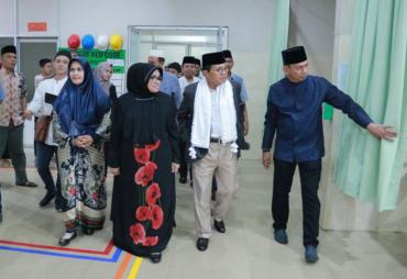 Gubernur Jambi, Dr.Drs.H.Fachrori Umar,M.Hum beserta istri, Hj.Rahima Fachrori dengan didampingi Direktur Umum RSUD Raden Mattaher, drg.Iwan mengunjungi para pasien yang dirawat inap di Rumah Sakit Umum Daerah (RSUD) Raden Mattaher, Kota Jambi.