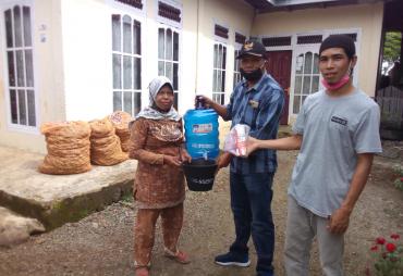 Kades Sandaran Galeh Bagikan Masker, Galon, Hand Sanitizer, Sabun dan Ember