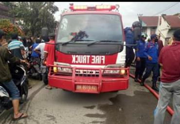 Masyarakat Sesalkan Damkar Kerinci Lamban Datang Saat Padamkan Api