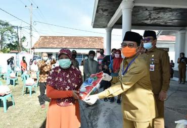 Sebanyak 500 Paket Sembako Dari PUSKUD, Diberikan Oleh Fachrori