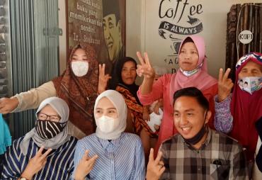 Fikar Didampingi Berryl Dara Sapa Dari Rumah ke Rumah Warga Koto Bento