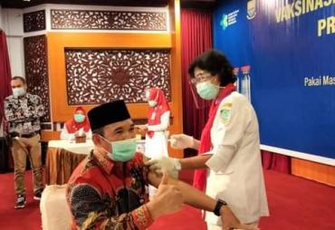 Sekda Asraf Terima Suntikan Vaksin Tahap Kedua