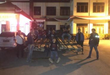 Barang bukti berupa dua uit mobil pick up bermuatan Kayu Ilegal.