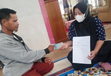 Kades Semerah Mhd Ihsan  Salurkan BLT, Masyarakat Ucapkan Terima Kasih