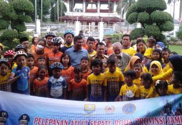 Lepas Atlet Sepatu Roda, Al Haris Harap Para Atlet Harumkan Nama Jambi