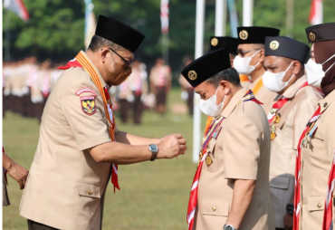 Penghargaan Lencana Pramuka Karya Bhakti Diberikan Kepada Gubernur Jambi