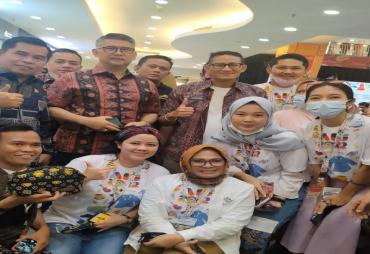 Menteri Pariwisata dan Ekonomi Kreatif, Sandiaga Uno didampingi Ketua   Komisi IV DPRD Provinsi Jambi, Fadli Sudria mengikuti serangkaian acara   Pameran Usaha Mikro Kecil Menengah (UMKM) Apresiasi Kreasi Indonesia (AKI)   2022 Jambi di Mall Jamtos, Jumat (2/9). 