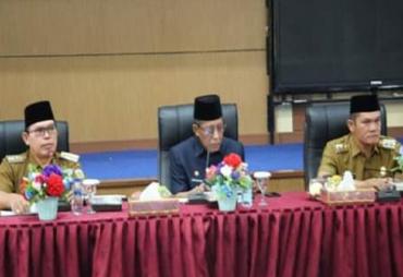 Walikota Sungai Penuh Ahmadi Zubir bersama Wakil Walikota Alvia Santoni menyambut kunjungan Wakil Gubernur (Wagub) Jambi Abdullah Sani beserta Rombongan dalam rangka peninjauan dan mendengarkan secara langsung kesiapan pelaksanaan MTQ ke 51 tingkat Provinsi Jambi yang akan digelar di Kota Sungai Penuh, di Kantor Walikota Sungai Penuh, Selasa (4/10). 
