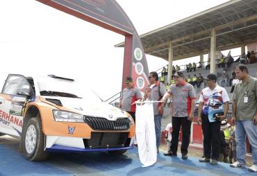 Bupati Kabupaten Bungo, H. Mashuri didampingi oleh Ketua Umum IMI Jambi   A.M Guntur dan owner Suwarnadwipa Nusantara Circuit (SNC) Muara Bungo membuka   secara resmi Kejuaraan Nasional (Kejurnas) Sprint Rally dan Speed Rally di SNC Muara   Bungo, Jumat (21/10).