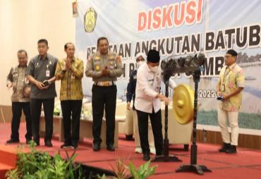 Gubernur Jambi, Al Haris menghadiri acara Sosialisasi dan Diskusi Penataan Angkutan Batubara yang diselenggarakan oleh Kementerian ESDM di Hotel BW Luxury Jambi, Jumat (21/10).