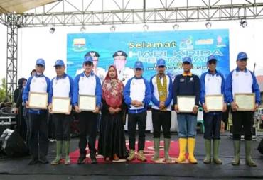 Bupati Kerinci, Adirozal bersama Sekretaris Daerah Kerinci, Zainal hadir langsung mendampingi Tim peserta Kabupaten Kerinci yang umummya para petani Kerinci dan berhasil memboyong sederet juara pada HKP tersebut.