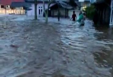 Hujan deras dengan intensitas tinggi yang mengguyur wilayah Kabupaten   Kerinci dan sekitarnya menimbulkan banjir bandang yang mengakibatkan ratusan rumah   di Desa Lempur Tengah, Kecamatan Gunung Raya, Kabupaten Kerinci, Minggu (30/10). 
