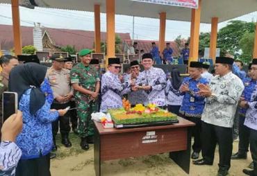 Walikota Sungai Penuh, Ahmadi Zubir bertindak sebagai inspektur upacara peringatan Hari Guru,  HUT PGRI ke 77 dan HUT Korpri ke 51 Tahun 2022 di lapangan Merdeka Kota Sungai Penuh, Senin (28/11). 