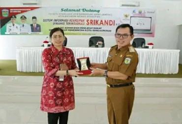 Walikota Sungai Penuh, Ahmadi Zubir membuka secara resmi sosialisasi dan bimtek aplikasi umum kearsipan - SRIKANDI (Sistem Informasi Kearsipan Dinamis Terintegrasi) melalui Dinas Perpustakaan dan Kearsipan Kota Sungai Penuh, dengan narasumber Arsip Nasional, Neneng Hidayati di Grand Hotel Kerinci Kota Sungai Penuh, Selasa (15/11).