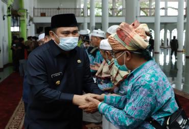 Bupati Kabupaten Bungo, H. Mashuri menyambut kepulangan 97 Jamaah Haji kloter   12 asal Kabupaten Bungo yang baru saja menunaikan ibadah haji di Tanah Suci Mekkah   Tahun 2022 di Masjid Agung Al-Mubarrak, Selasa (09/08).