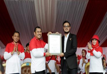 Bupati Kabupaten Bungo H. Mashuri melepas Kirab Bendera Merah Putih sepanjang   2.500 meter dalam rangka memeriahkan HUT RI ke-77 yang di gelar Pemerintah Kabupaten   (Pemkab) Bungo didepan rumah dinas Bupati Bungo, Minggu (14/08).