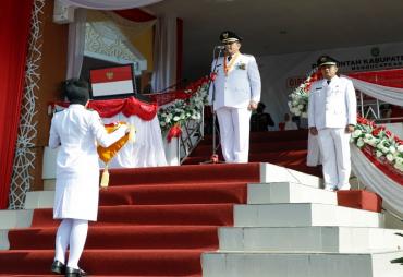 Bupati Kabupaten Bungo H. Mashuri menjadi Inspektur Upacara (Irup) pada   upacara memperingati Hari Ulang Tahun (HUT) RI ke-77 yang digelar Pemerintah Daerah   kabupaten (Pemkab) di lapangan MTQ Baru Rimbo Tengah, Rabu (17/08).