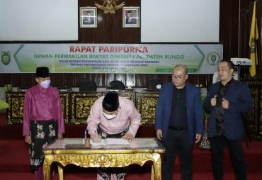 Bupati Kabupaten Bungo, H. Mashuri mengahdiri Rapat Paripurna Dewan Perwakilan   Rakyat Daerah Kabupaten Bungo dalam rangka penyampaian Kata akhir Fraksi Terhadap   Ranperda Tentang Pertanggungjawaban Pelaksanaan APBD tahun anggaran 2021, Jumat   (01/08).