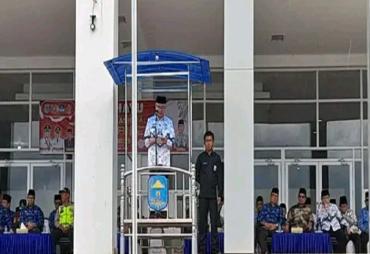 Bupati Kabupaten Kerinci, Adirozal menjadi Pembina Upacara dalam memperingati Hari Ulang Tahun (HUT) PGRI dan HUT Guru Nasional yang diperingati setiap tanggal 25 November di Komplek Perkantoran Bukit Tengah Kecamatan Siulak, Jumat (25/11).