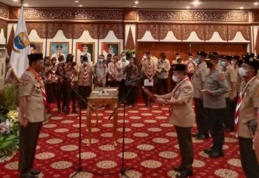 Bupati Bungo yang diwakili Wakil Bupati Bungo H. Safrudin Dwi   Apriyanto sekaligus sebagai Ka.Kwarcab Gerakan Pramuka Kabupaten Bungo   menghadiri Pelantikan Pengurus Kwarda Provinsi Jambi Priode 2022-2027 di   Rumah Dinas Gubernur Jambi, Sabtu (30/7).