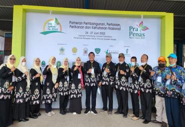 Bupati Kabupaten Bungo, H. Mashuri didampingi Ketua TP PKK Kabupaten   Bungo, Hj. Verawaty Mashuri beserta Kepala Dinas terkait dan istri menghadiri   Pembukaan Pra-Penas (Pekan Nasional) Petani dan Nelayan di Lapangan   Pallantikang, Kompleks Perkantoran Bupati Maros Sulawesi Selatan yang akan   berlangsung 25-27 Juni 2022, Sabtu (25/06) 