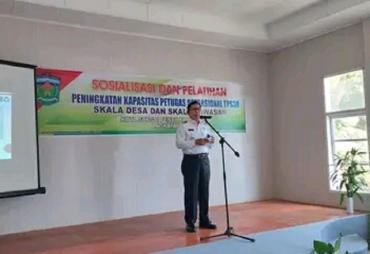 Walikota Sungai Penuh, Ahmadi Zubir membuka kegiatan sosialisasi dan   pelatihan peningkatan kapasitas petugas operasional TPS3R skala Desa & Kawasan dalam   Kota Sungai Penuh yang diselenggarakan Dinas Lingkungan Hidup Kota Sungai Penuh, Rabu   (30/11). 