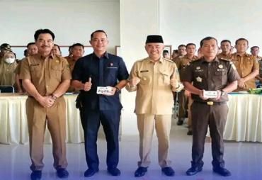 Bupati Kabupaten Kerinci, Adirozal menghadiri Sosialisasi Pencegahan dan   pemberantasan Korupsi yang diselenggarakan Inspektorat Kabupaten Kerinci di Aula   Kantor Bupati Bukit Tengah, Senin (28/11).