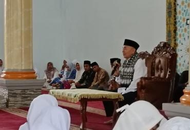 Bupati Adirozal Ceramah Agama Pada Acara BKMT Kayu Aro Barat