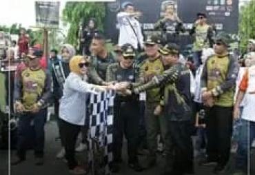 Ketua DPRD Kota Sungai Penuh Hadiri Pelepasan Peserta Trail Community - Diza Glow Enduro 