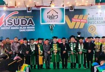 Hutri Randa, S.Sos, MM Wakili Pimpinan DPRD Kota Sungai Penuh menghadiri Wisuda IAIN Kerinci ke VII tahun 2023