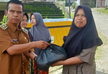 Baru Sehari dilantik, Kades Jon Aprizal Salurkan Bantuan ke Posko Banjir 
