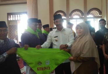 Pj Bupati Kerinci Lepas 275 Jemaah Calon Haji Kloter 24 Gelombang 2