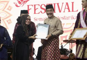 Pj. Bupati Asraf Terima Penghargaan Explore Jambi Award di Festival Batanghari 2024