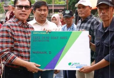 Wako Ahmadi Serahkan Kartu BPJS Bagi Petugas Lapangan Dinas Perkim