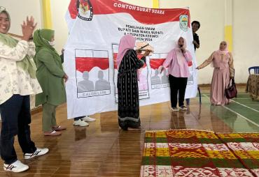 Rika Evawani Istri Calon Bupati Kerinci HTK Kunjungi Tim Srikandi Tanjung Syam