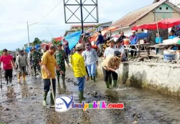Bupati Kerinci Bersama Masyarakat Lakukan Goro Massal Bersihkan Aliran Sungai