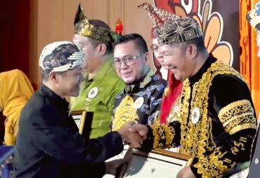 Festival Tunas Bahasa Ibu Nasional, Bupati Monadi Terima Penghargaan dari Menteri Pendidikan Dasar dan Menengah RI